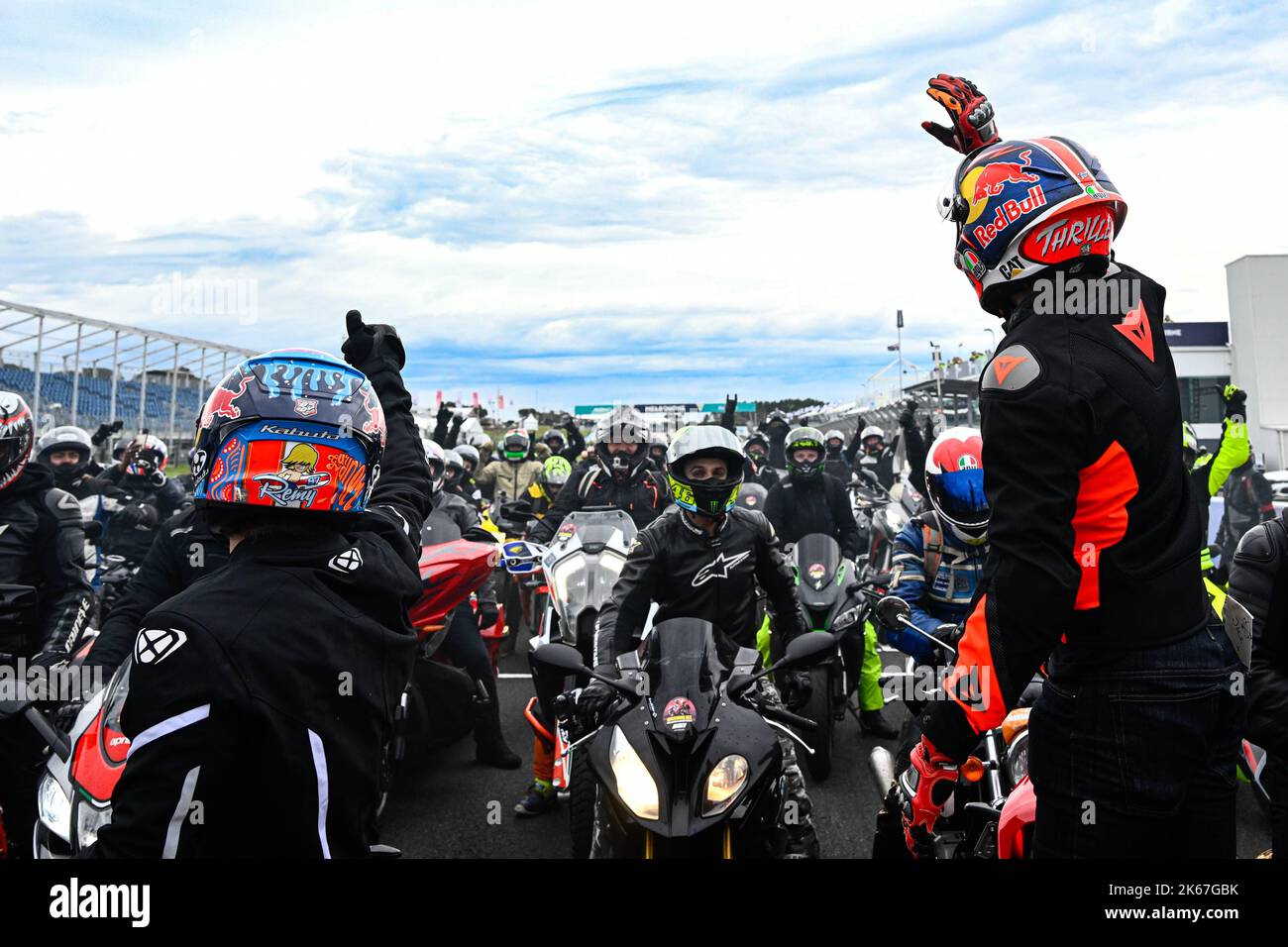 Cerca de 250 aficionados y jinetes se unieron a Jack Miller, Brad Binder y Remy Gardner para ir de San Remo al circuito de Phillip Island después de un recorrido por la famosa pista de graffiti AC/DC de Melbourne. 12 de octubre de 2022 Casi 250 aficionados y pilotos se unieron a Jack Miller, Brad Binder y Remy Gardner, para subir desde San Remo al circuito de Phillip Island después de un recorrido por el famoso carril de grafitis de AC/DC en Melbourne. 12 de Octubre de 2022 POOL/ MotoGP.com/Cordon Las imágenes de prensa serán sólo para uso editorial. Crédito Obligatorio: © motogp.com Cordon Press Foto de stock