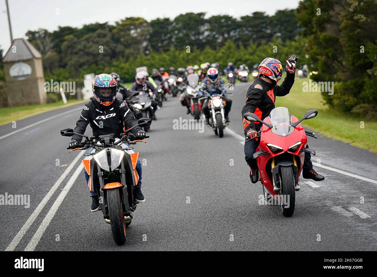 Cerca de 250 aficionados y jinetes se unieron a Jack Miller, Brad Binder y Remy Gardner para ir de San Remo al circuito de Phillip Island después de un recorrido por la famosa pista de graffiti AC/DC de Melbourne. 12 de octubre de 2022 Casi 250 aficionados y pilotos se unieron a Jack Miller, Brad Binder y Remy Gardner, para subir desde San Remo al circuito de Phillip Island después de un recorrido por el famoso carril de grafitis de AC/DC en Melbourne. 12 de Octubre de 2022 POOL/ MotoGP.com/Cordon Las imágenes de prensa serán sólo para uso editorial. Crédito Obligatorio: © motogp.com Cordon Press Foto de stock