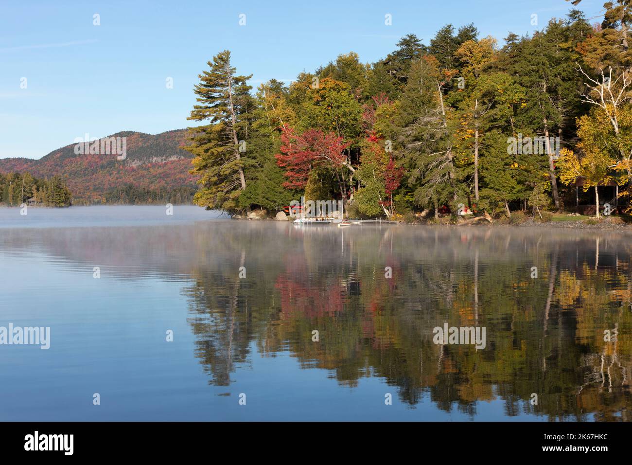 Follaje otoñal, Lago Blue Mountain, Adirondacks, Nueva York Foto de stock