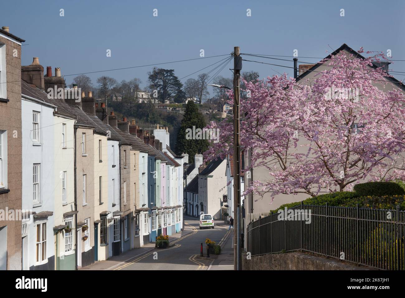 Una hilera de casas en Chepstow, Monmouthshire, Gales en el Reino Unido Foto de stock