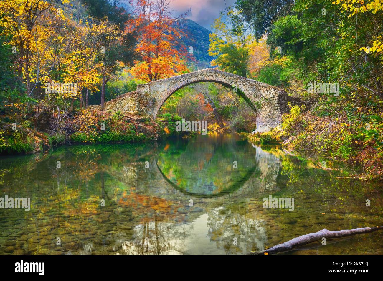 Pont des Tuves - El antiguo puente romano de piedra a través del río Siagne rodeado por el bosque de otoño amarillo cerca de Saint-Cezaire-sur-Siagne, Alpes Mariti Foto de stock