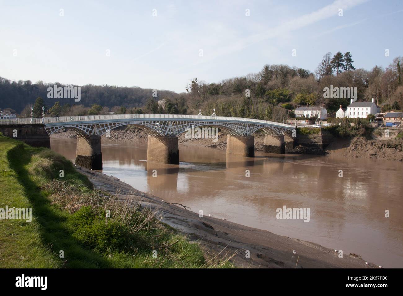 Vistas del puente Chepstow que cruza el río Wye en Chepstow, Monmouthshire, Gales en el Reino Unido Foto de stock