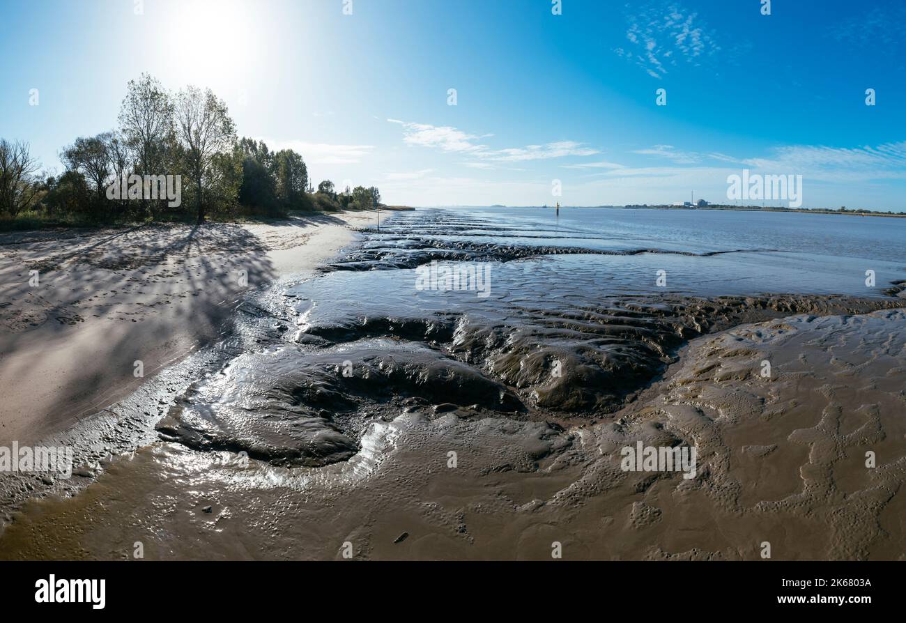 Zona de playa en Dedesdorf a lo largo del río Weser con marea baja Foto de stock