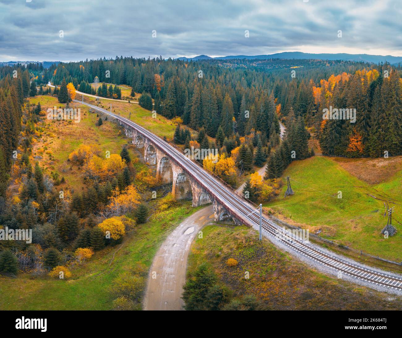 Hermoso viaducto antiguo al atardecer en las montañas de carpathian en otoño Foto de stock
