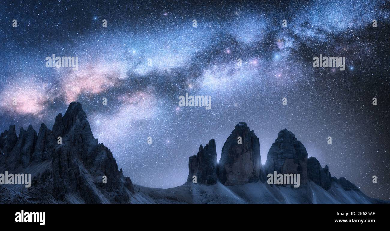 Arco Vía Láctea sobre los picos de las montañas por la noche en verano Foto de stock