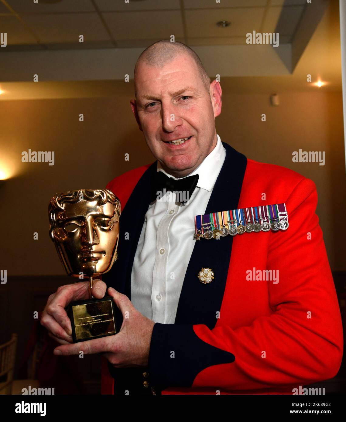 El Sargento Mayor de la guarnición Andrew 'Vern' Stokes con su premio BAFTA en el Club Rotario de Ironbridge, donde fue orador invitado. FOTO DE DAVE BAGNALL Foto de stock