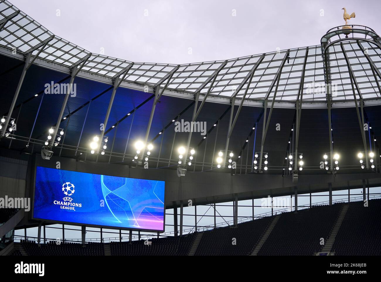 Vista general de la marca de la UEFA Champions League en el Tottenham Hotspur Stadium, Londres. Fecha de la foto: Miércoles 12 de octubre de 2022. Foto de stock