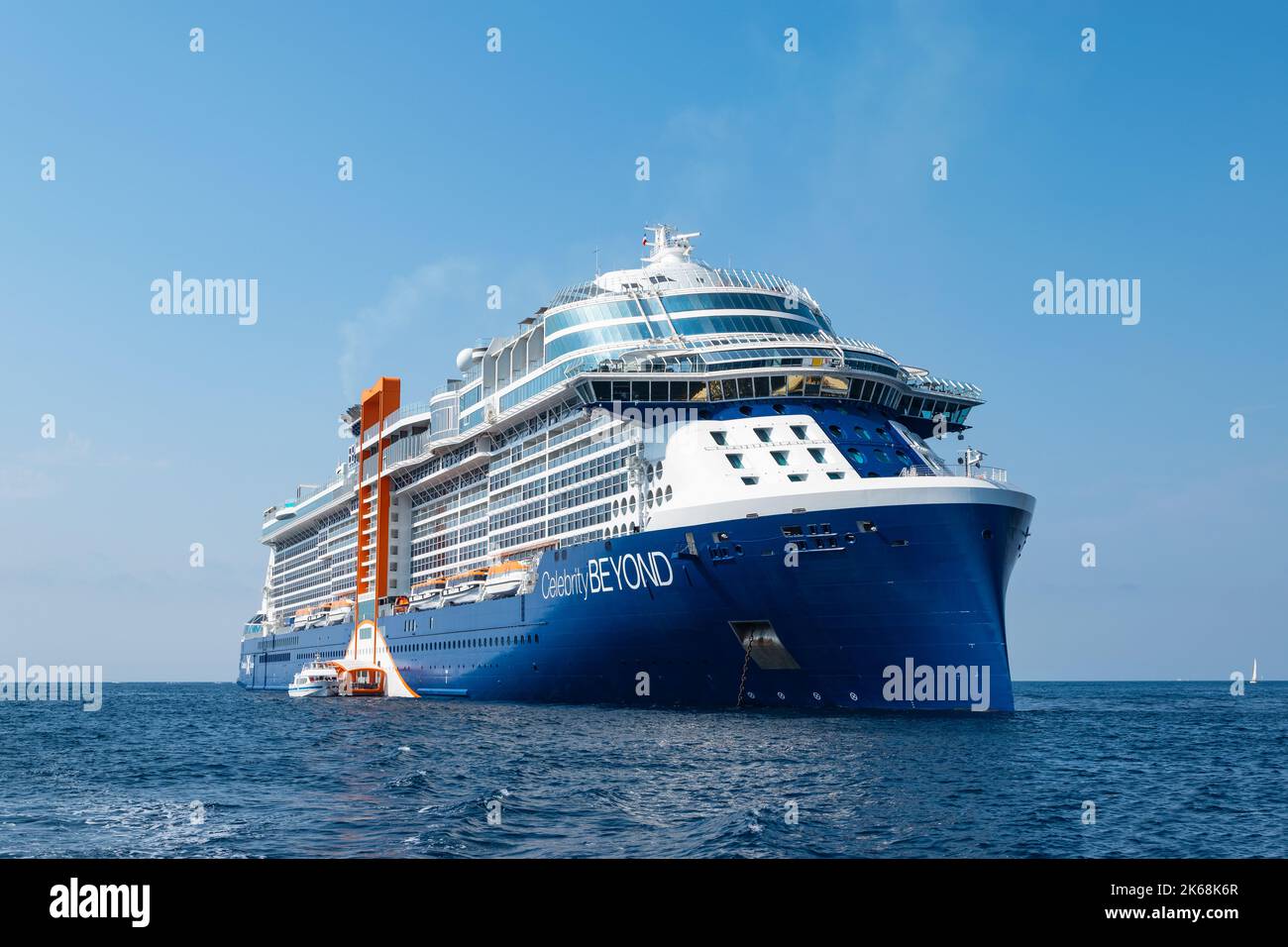 VILLEFRANCHE-SUR-MER, FRANCIA - 23 DE JULIO de 2022: Cruceros Celebrity más allá anclado en el puerto de Villefranche-Sur-Mer, Riviera Francesa. Foto de stock