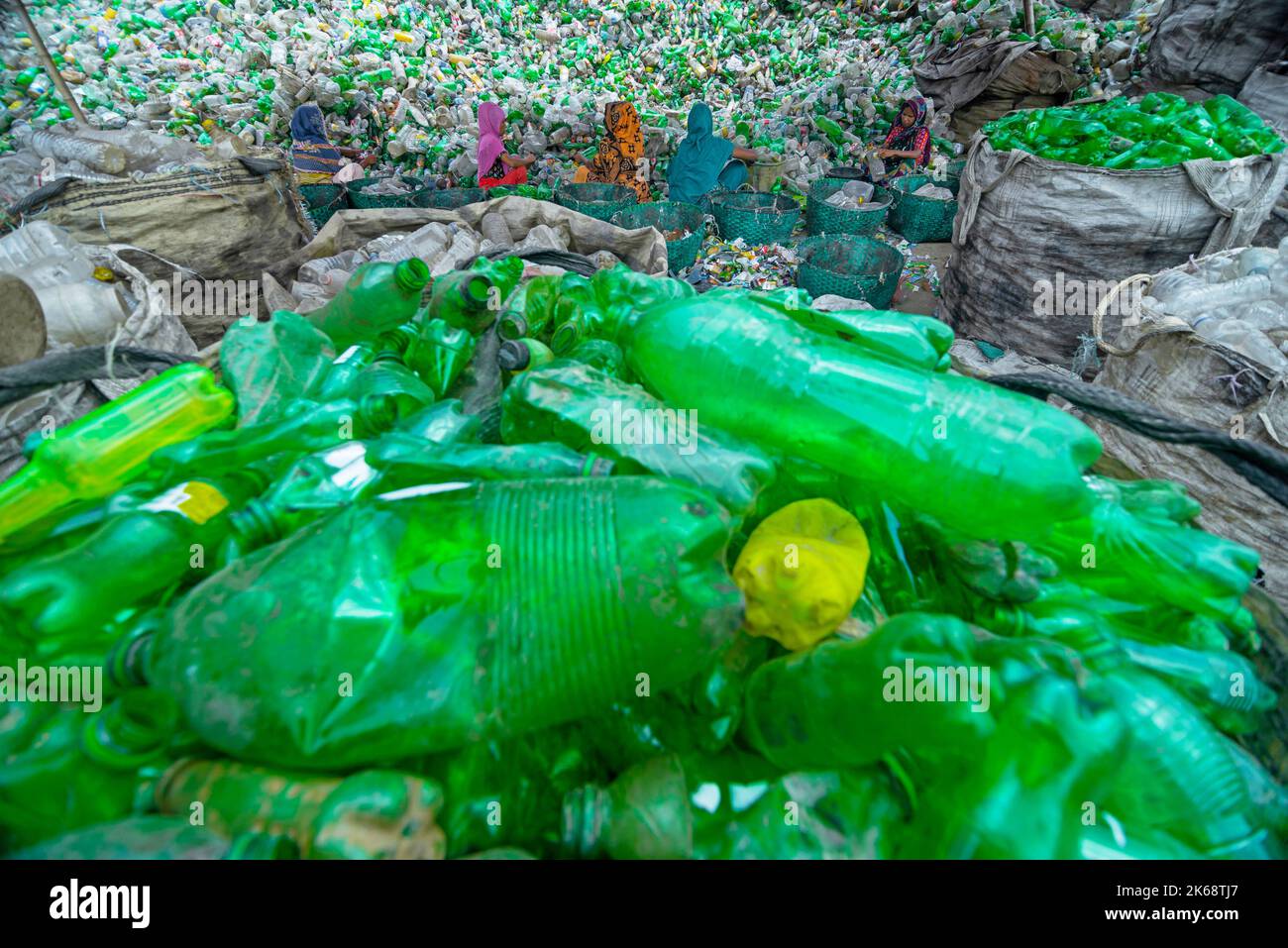 Los trabajadores clasifican botellas de plástico usadas en una fábrica de reciclaje. El reciclaje de plásticos es la mejor manera de hacer nuestro medio ambiente limpio y seguro. Foto de stock