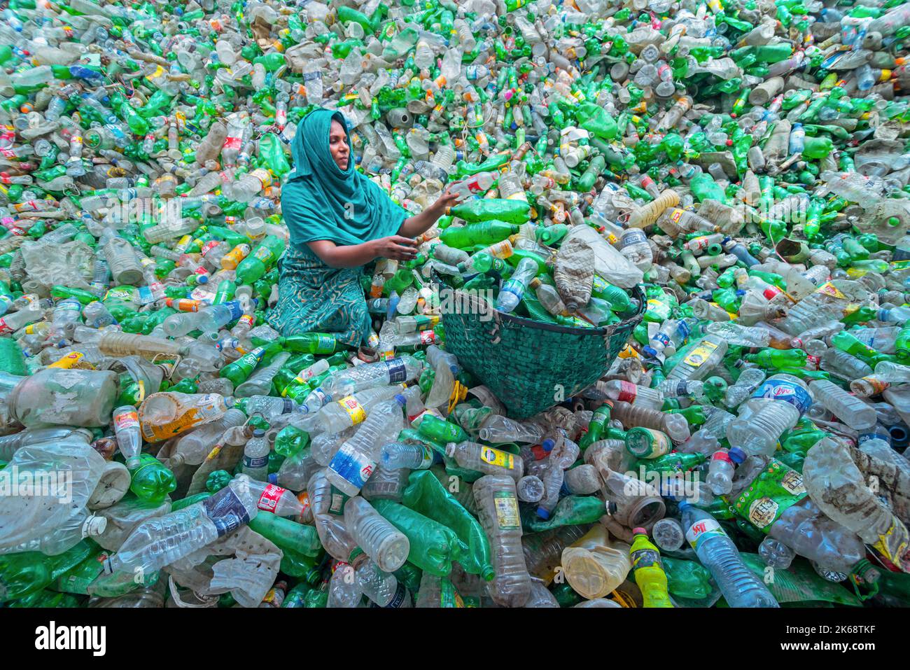 Los trabajadores clasifican botellas de plástico usadas en una fábrica de reciclaje. El reciclaje de plásticos es la mejor manera de hacer nuestro medio ambiente limpio y seguro. Foto de stock