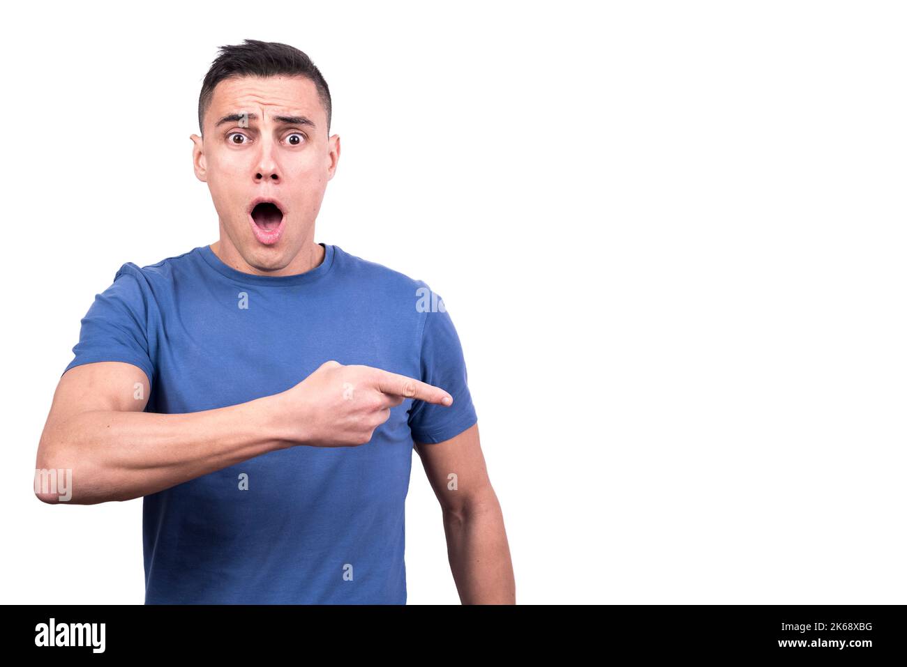 Hombre señalando a un lado con expresión sorpresa Foto de stock