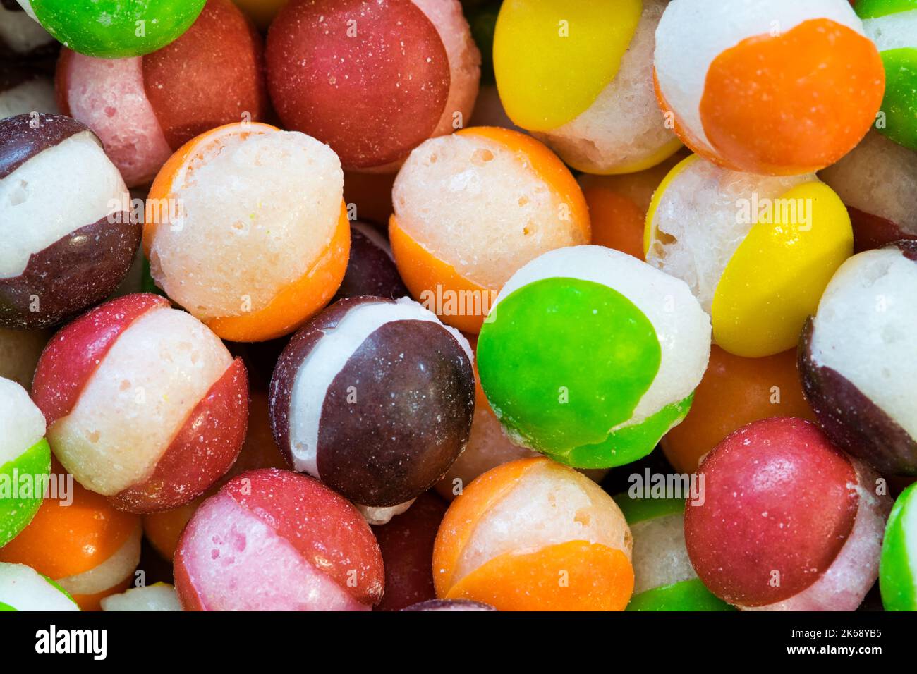 Congele el caramelo duro seco con las divisiones a través de sus centros. Colorido fondo de comida dulce. Foto de stock
