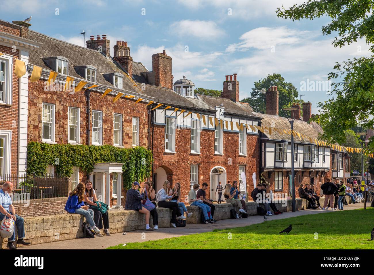 Edificios alrededor de la Catedral Cerrar, Exeter, Devon Foto de stock