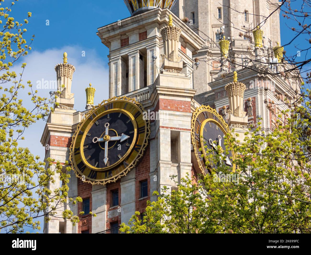 Moscú, Rusia - 1 de mayo de 2019: Reloj de la torre del edificio principal de la Universidad Estatal Lomonosov de Moscú Foto de stock