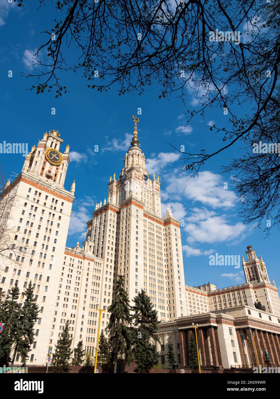 Moscú, Rusia - 1 de mayo de 2019: Fragmento del edificio principal de la Universidad Estatal Lomonosov de Moscú, en un día soleado sobre un fondo de cielo azul y. Foto de stock