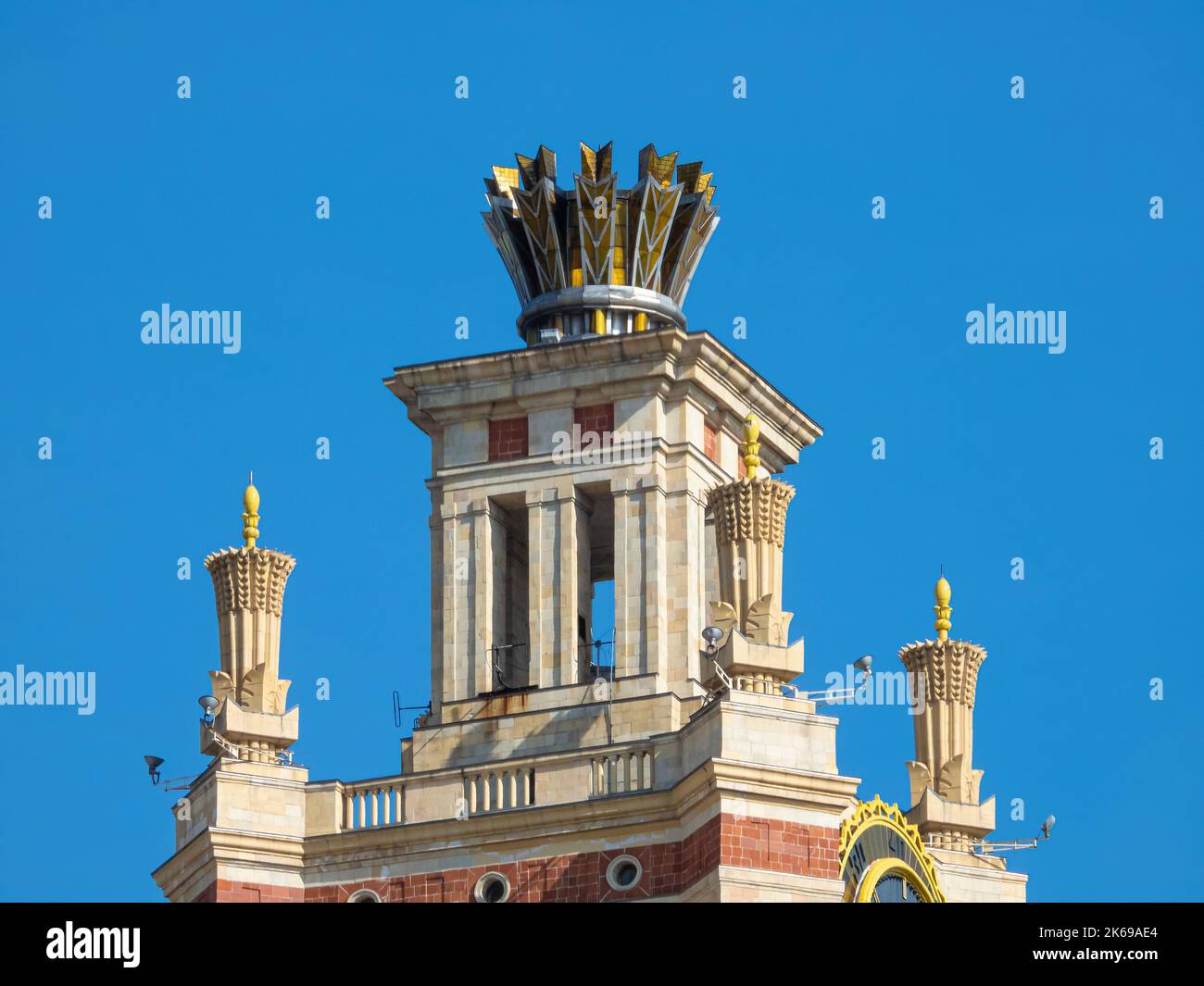 Moscú, Rusia - 1 de mayo de 2019: Lomonosov Universidad Estatal de Moscú, edificio principal, la parte superior de una de las torres del reloj Foto de stock