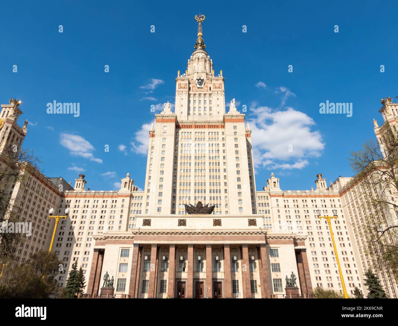 Moscú, Rusia - 1 de mayo de 2019: Entrada al suroeste del edificio principal de la Universidad Estatal Lomonosov de Moscú, en un día soleado con blu de fondo Foto de stock