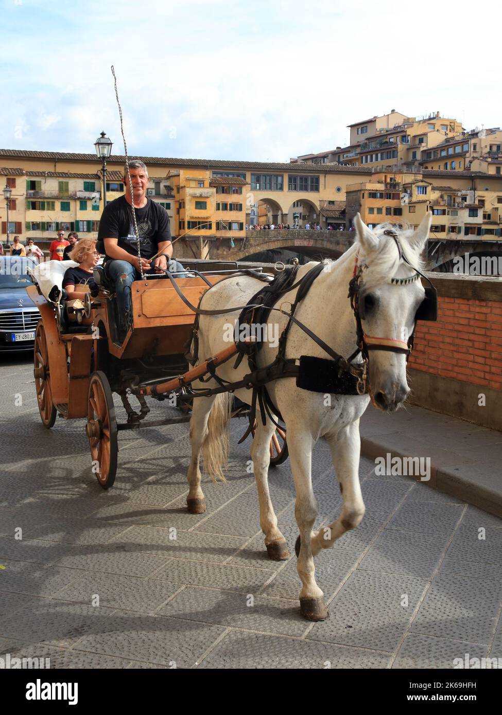 Carruaje de caballos en el puente Ponte Vecchio, Florencia Foto de stock