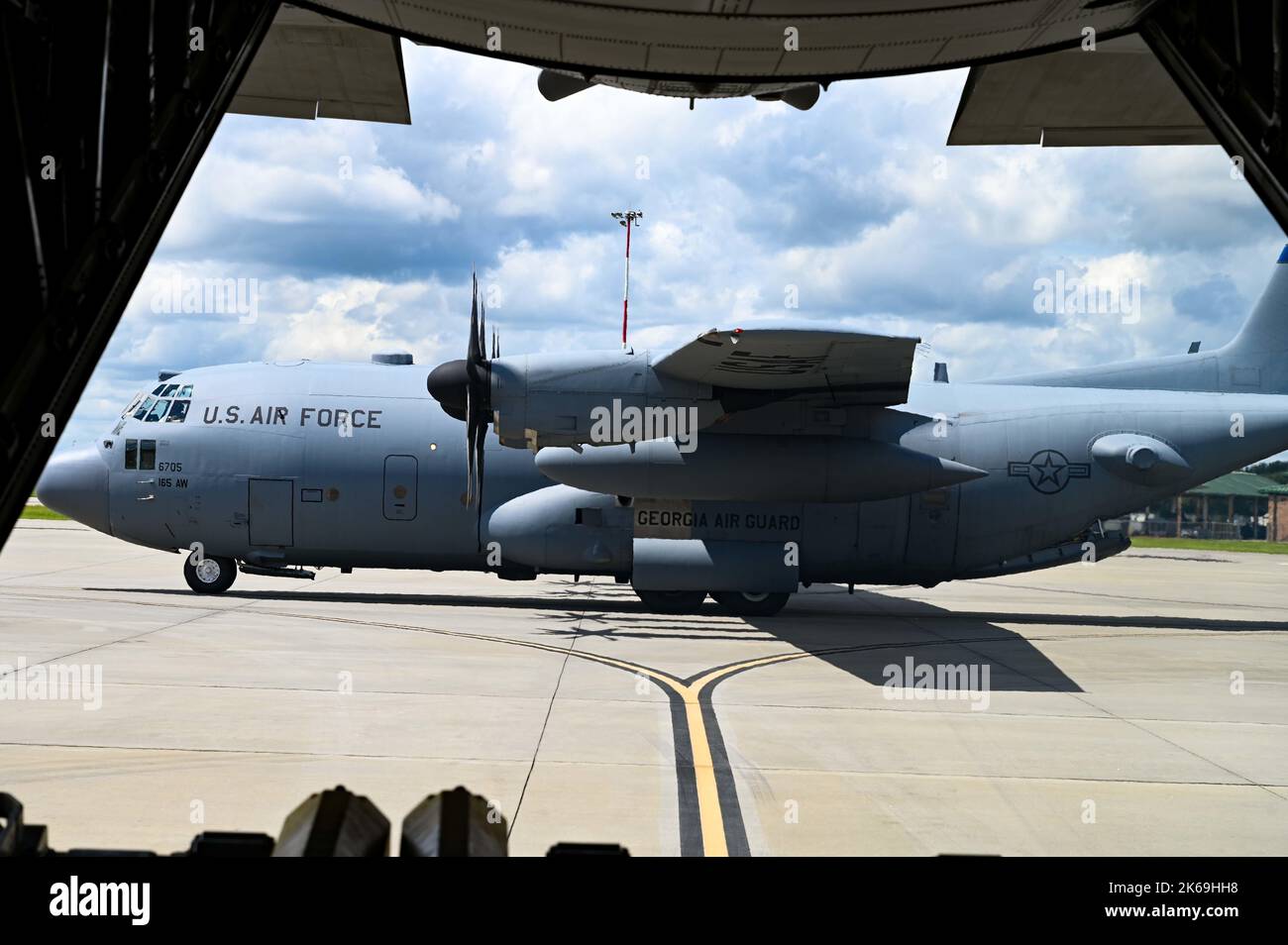 Un avión C-130 Hercules del 165th Airlift Wing, Georgia Air National Guard, taxis en la pista después de un gran vuelo de formación que mostró la fuerza y las nuevas modificaciones a la aeronave el 11 de septiembre de 2022 en Savannah, Georgia. Durante los últimos 18 meses, toda la flota 165th AW de aviones C-130H fue modernizada con hélices de ocho palas NP-2000 y motores T-56 3,5. Las hélices de ocho palas proporcionarán más potencia y eficiencia al tiempo que reducen el mantenimiento. (EE. UU Foto de la Guardia Nacional Aérea de Tech. SGT. Caila Arahood) Foto de stock