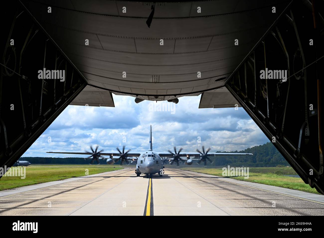 Un avión C-130 Hercules del 165th Airlift Wing, Georgia Air National Guard, taxis en la pista después de un gran vuelo de formación que mostró la fuerza y las nuevas modificaciones a la aeronave el 11 de septiembre de 2022 en Savannah, Georgia. Durante los últimos 18 meses, toda la flota 165th AW de aviones C-130H fue modernizada con hélices de ocho palas NP-2000 y motores T-56 3,5. Las hélices de ocho palas proporcionarán más potencia y eficiencia al tiempo que reducen el mantenimiento. (EE. UU Foto de la Guardia Nacional Aérea de Tech. SGT. Caila Arahood) Foto de stock