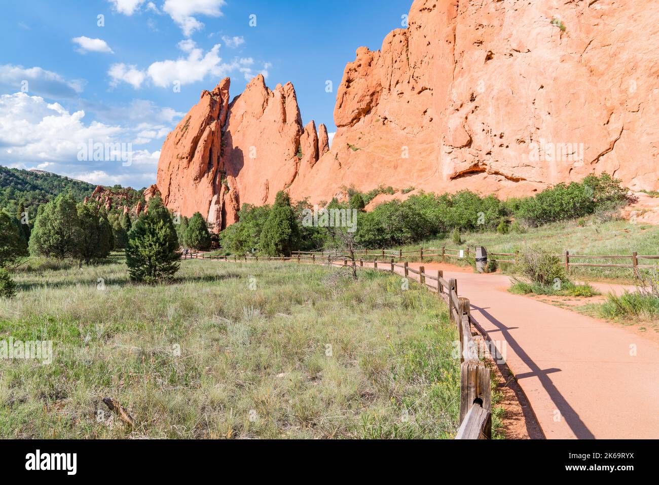 Hermosas formaciones rocosas en Garden of the Gods Park en Colorado Springs, Colorado Foto de stock