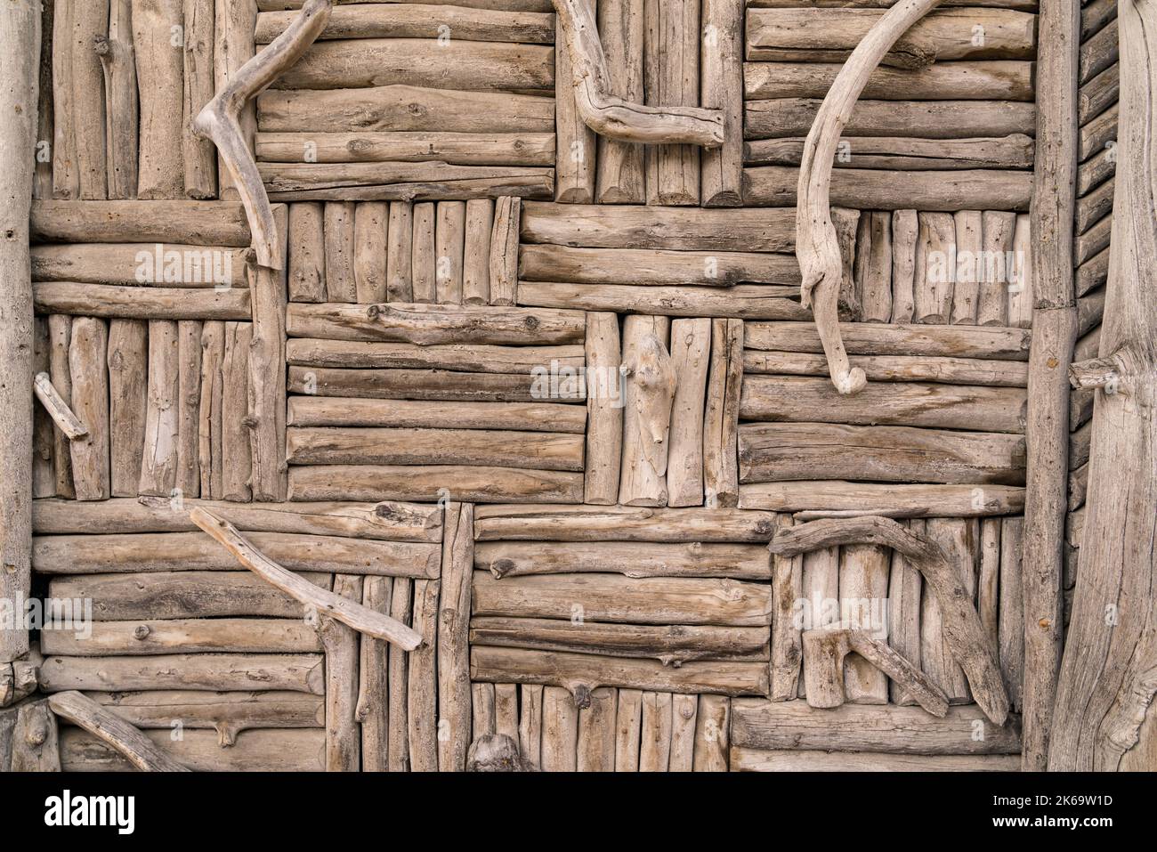 Brazado De Palos De Madera Con Corteza Como Fondo Rústico Fotos