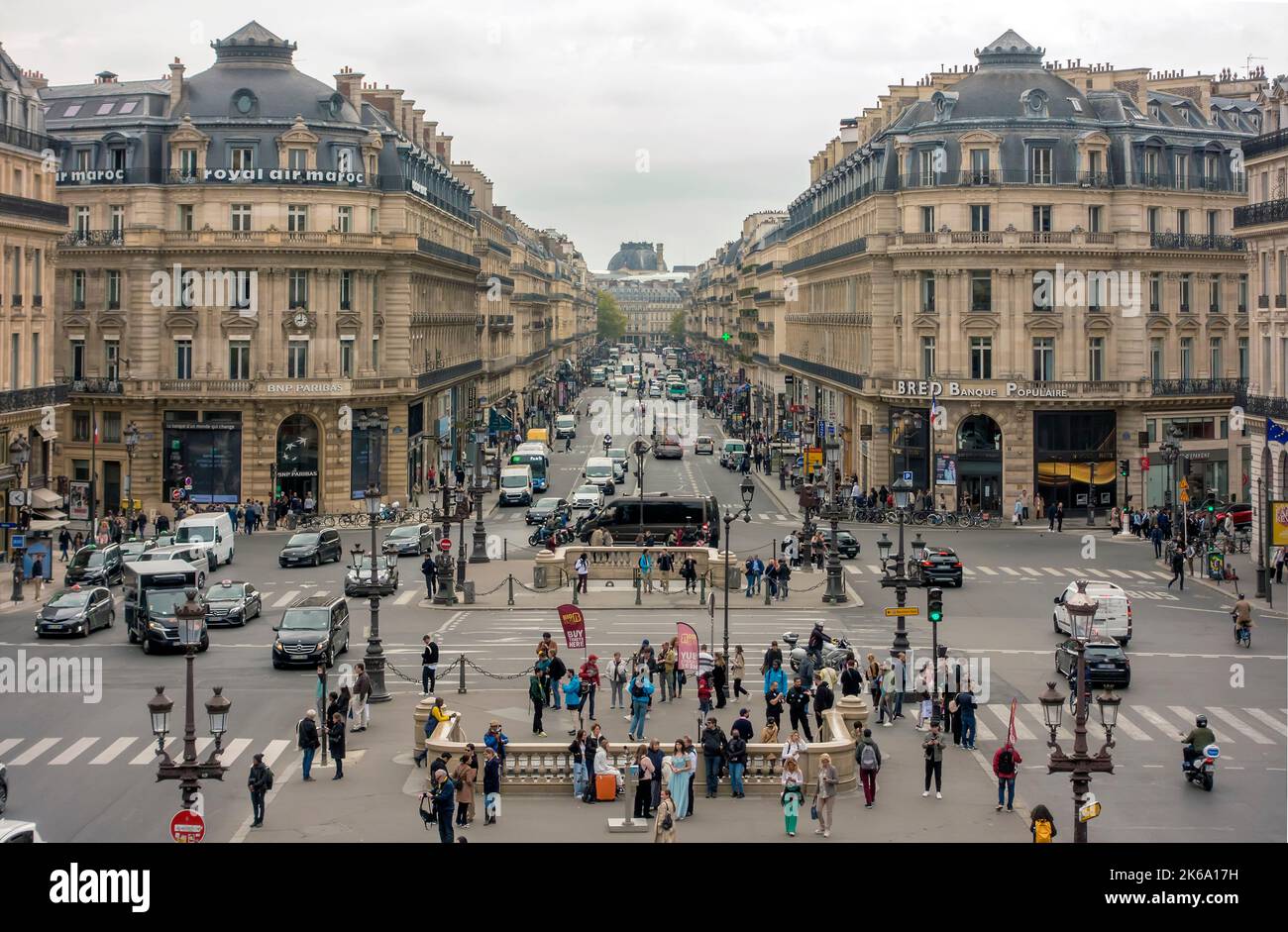 Calle escena Opera zona centro de París, Francia en otoño Foto de stock