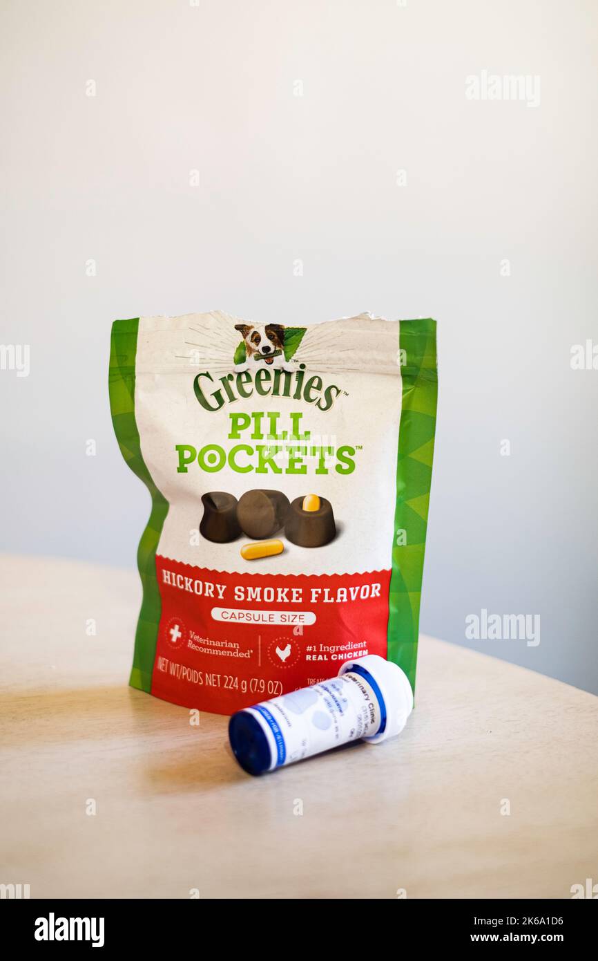 Un paquete de bolsillos de la píldora de Greenies, sabor de humo de nogal americano, utilizado para ocultar las píldoras para las mascotas en deliciosos bolsillos de alimentos con sabor. Un frasco de píldoras. Foto de stock