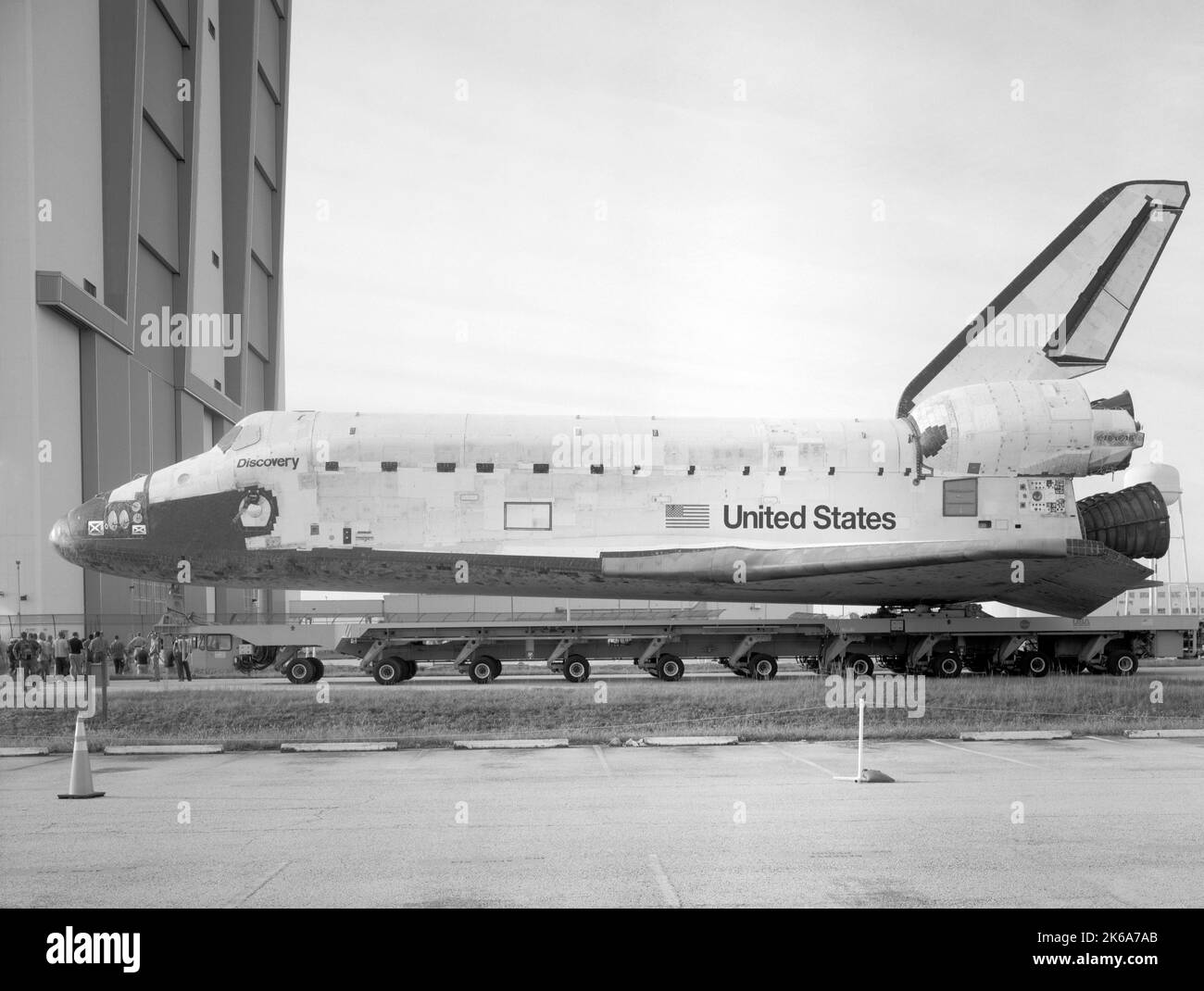 Transbordador espacial Discovery montado sobre el sistema de transferencia de orbitadores de 76 ruedas en el Centro Espacial Kennedy. Foto de stock