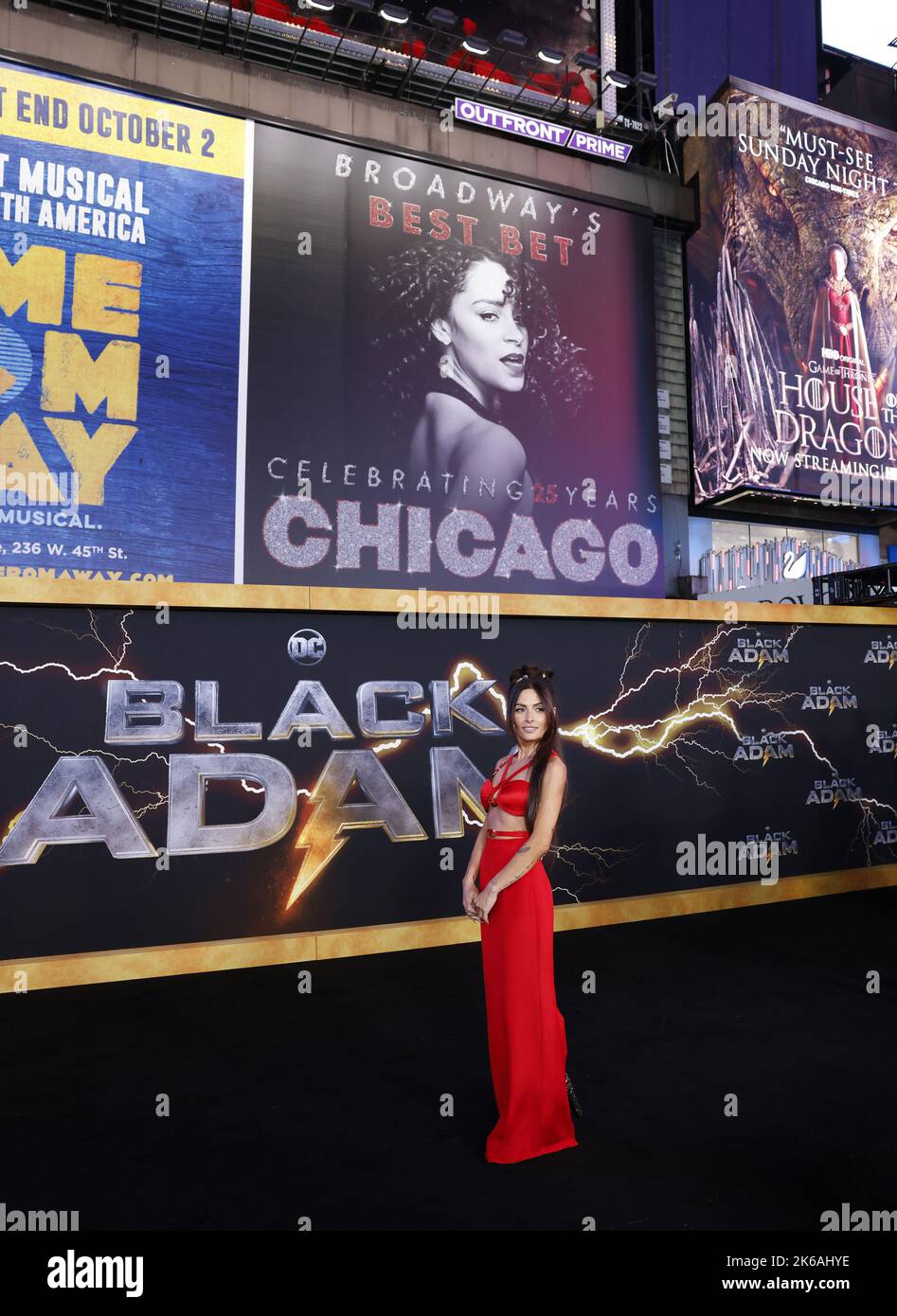 Nueva York, Estados Unidos. 12th de Oct de 2022. Sarah Shahi llega a la alfombra roja para el estreno de DC 'Black Adam' en Nueva York en AMC Empire 25 en Times Square el 12 de octubre de 2022 en la ciudad de Nueva York. Foto por John Angelillo/UPI Crédito: UPI/Alamy Live News Foto de stock