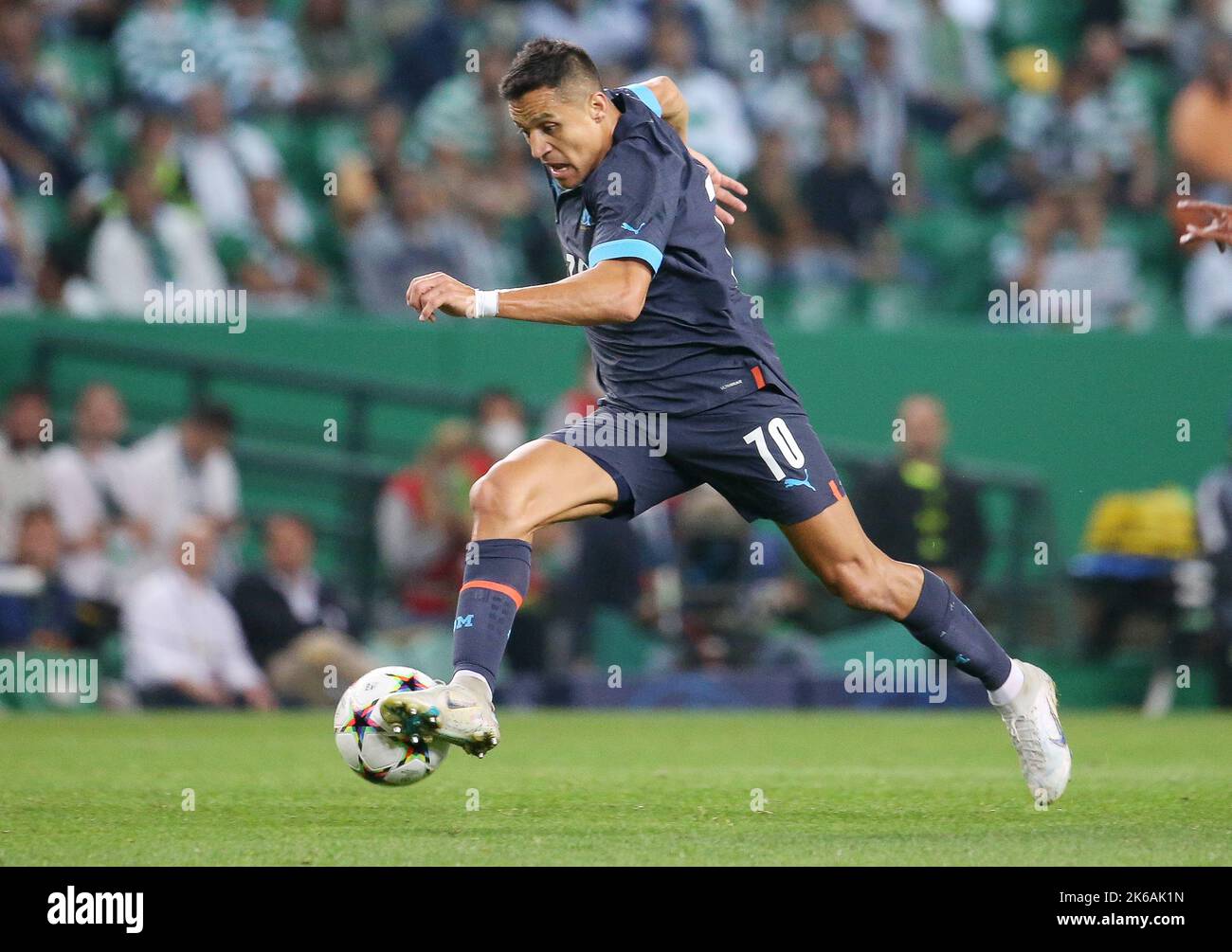 Lisboa, Portugal. 12th de Oct de 2022. Alexis Sánchez de Olympique de Marsella durante la Liga de Campeones de la UEFA, partido de fútbol del Grupo D entre Sporting CP y Olympique de Marsella el 12 de octubre de 2022 en el estadio José Alvalade de Lisboa, Portugal - Foto Laurent Lairys / DPPI Crédito: DPPI Media/Alamy Live News Foto de stock