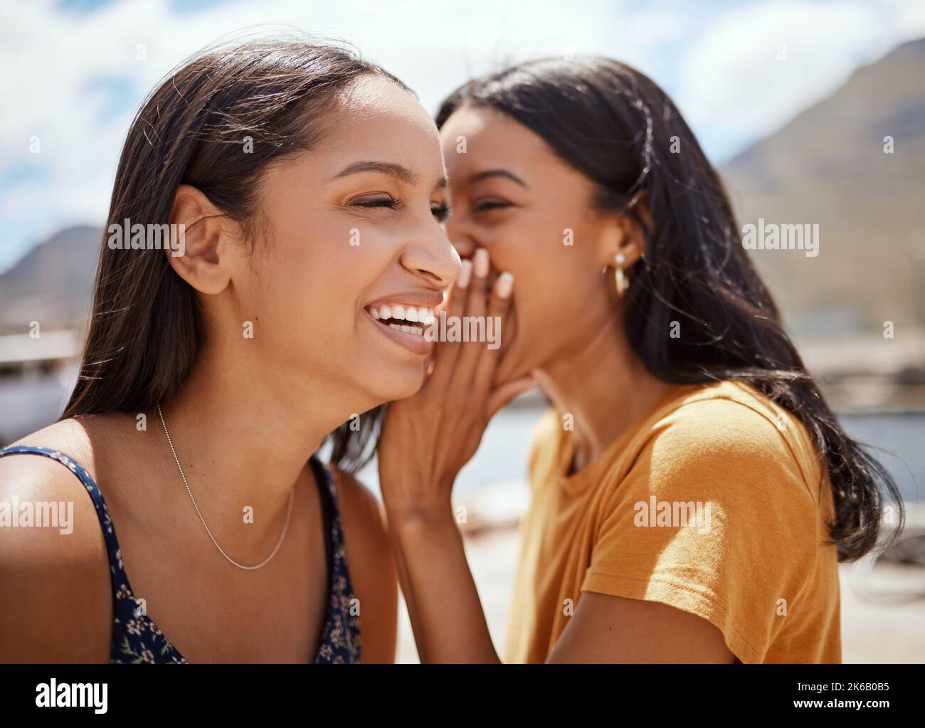 Susurrar a una mujer en el oido fotografías e imágenes de alta resolución -  Alamy