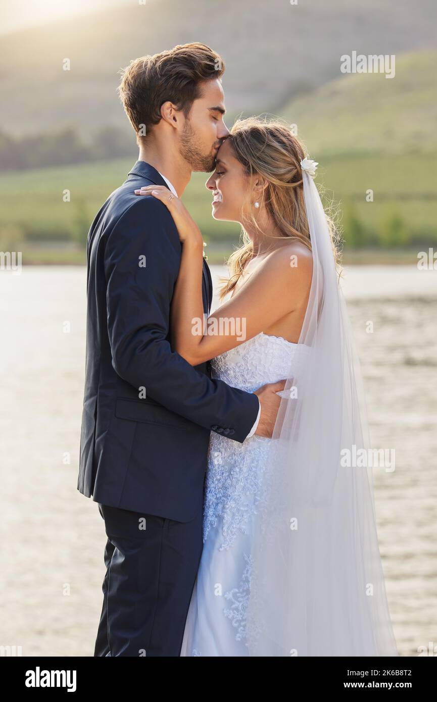 La vida se siente perfecta contigo a mi lado. Una novia y novio afectuosos afuera el día de su boda. Foto de stock