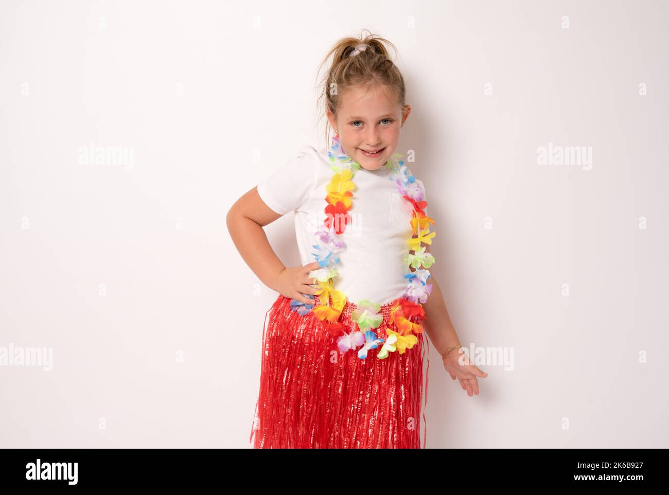 Primer plano de una niña con disfraz hawaiano de fondo blanco aislado  Fotografía de stock - Alamy