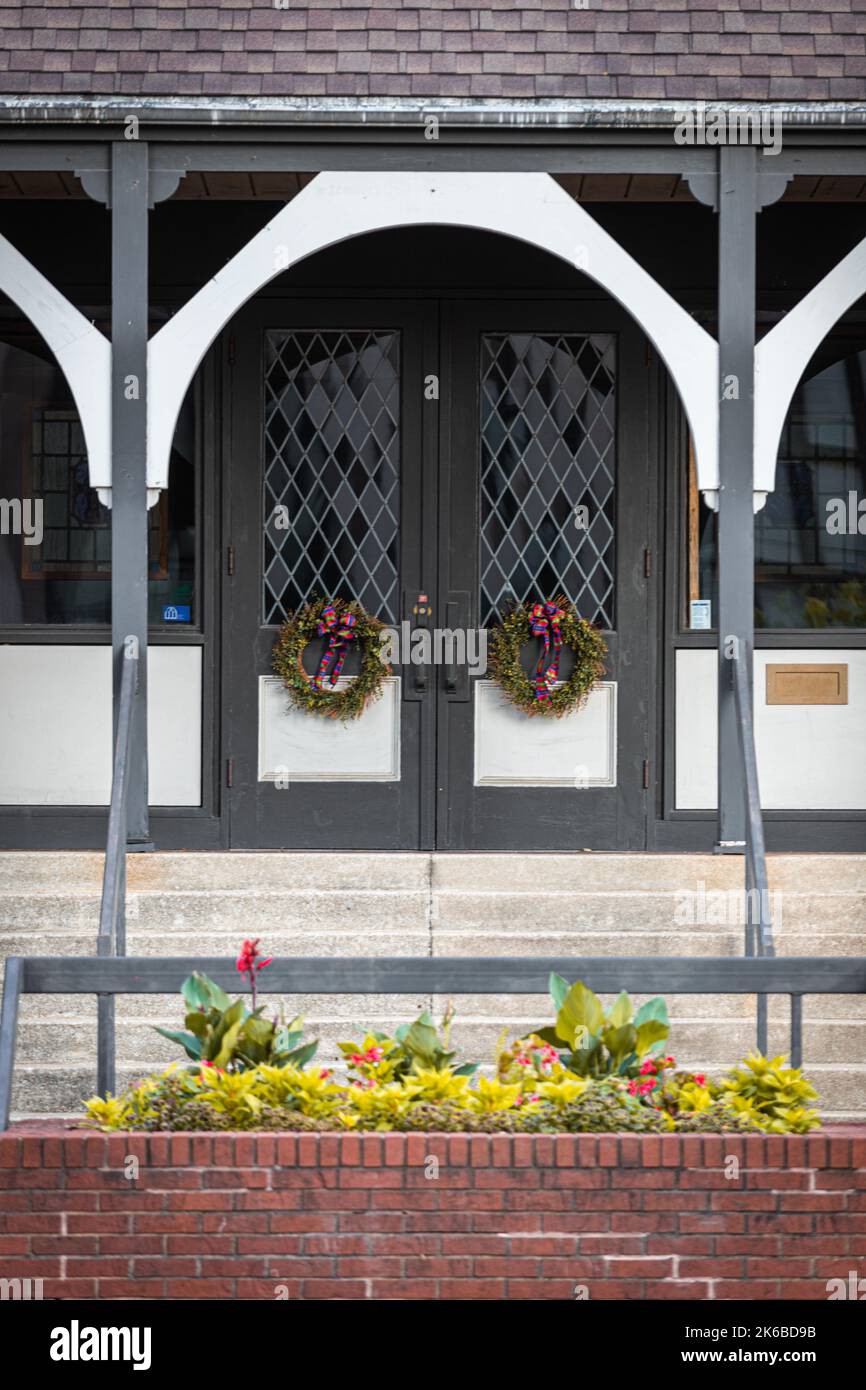 Un plano vertical de la puerta de entrada de una casa privada con coronas  de laurel Fotografía de stock - Alamy