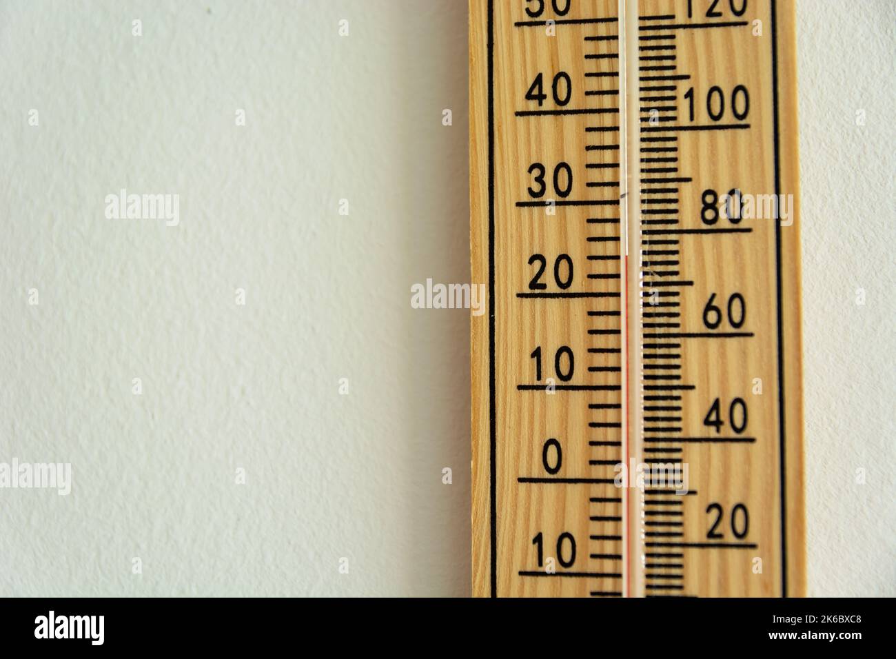 Un termómetro colgando en la pared, mostrando una temperatura de 22 grados Celsius Foto de stock