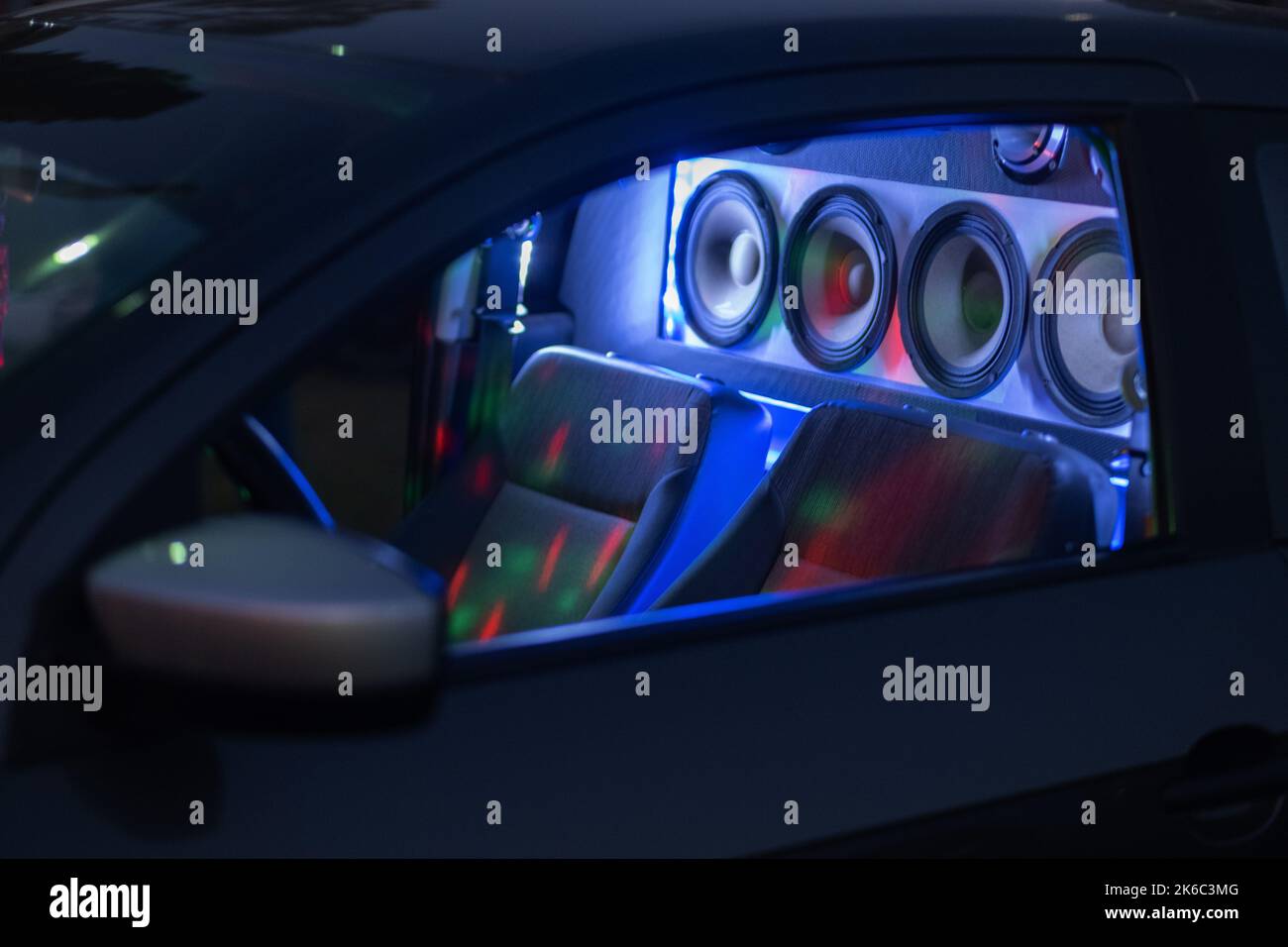 Estéreo y altavoces en un interior iluminado de un coche Foto de stock