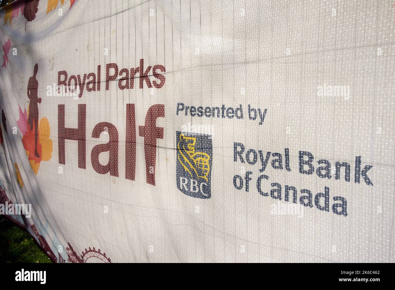 Señalización del Royal Bank of Canada en la Half Marathon de Royal Parks de este año, Hyde Park, Londres, Inglaterra, Reino Unido Foto de stock