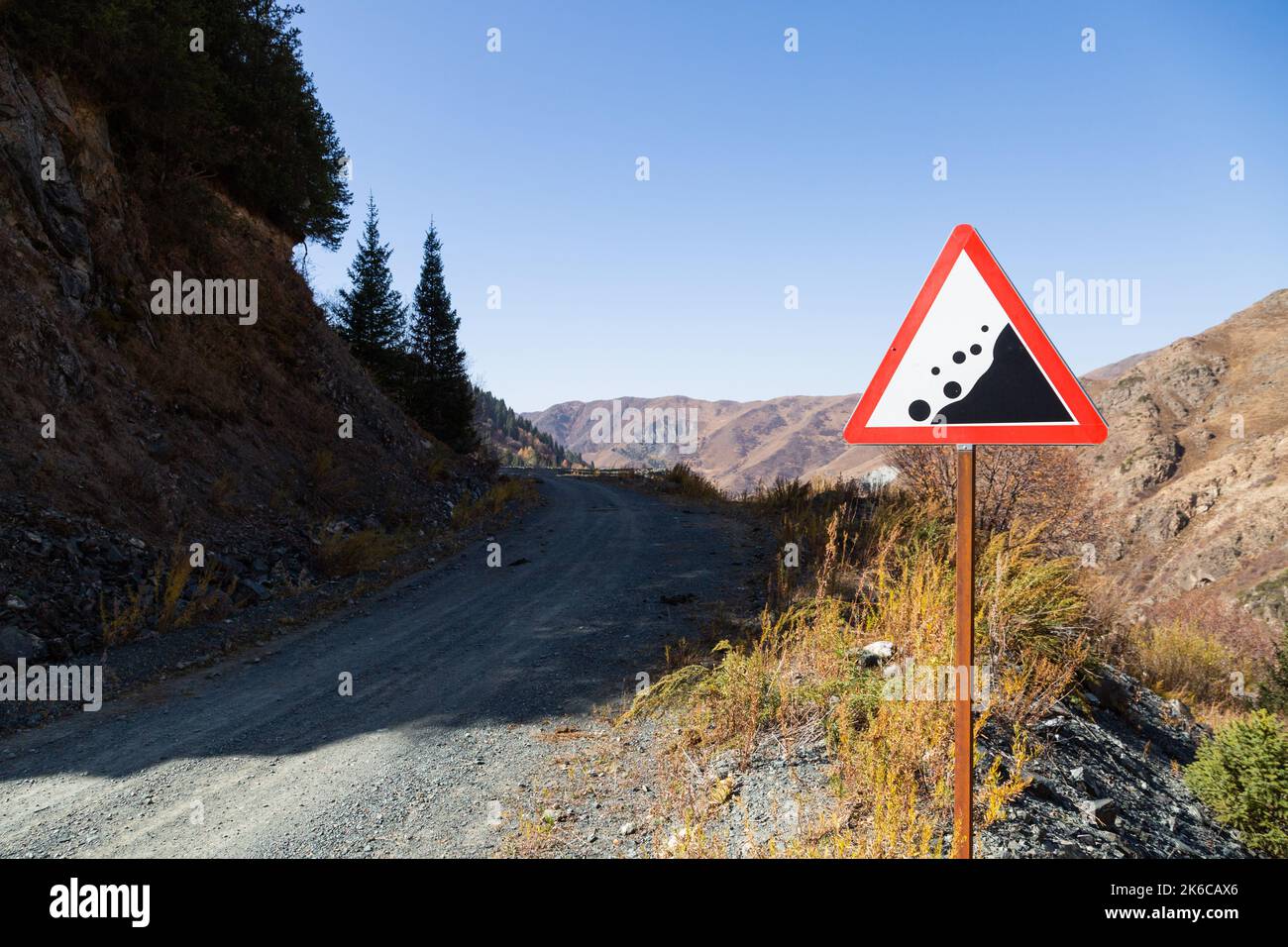 Señal de carretera en una montaña peligrosa Foto de stock