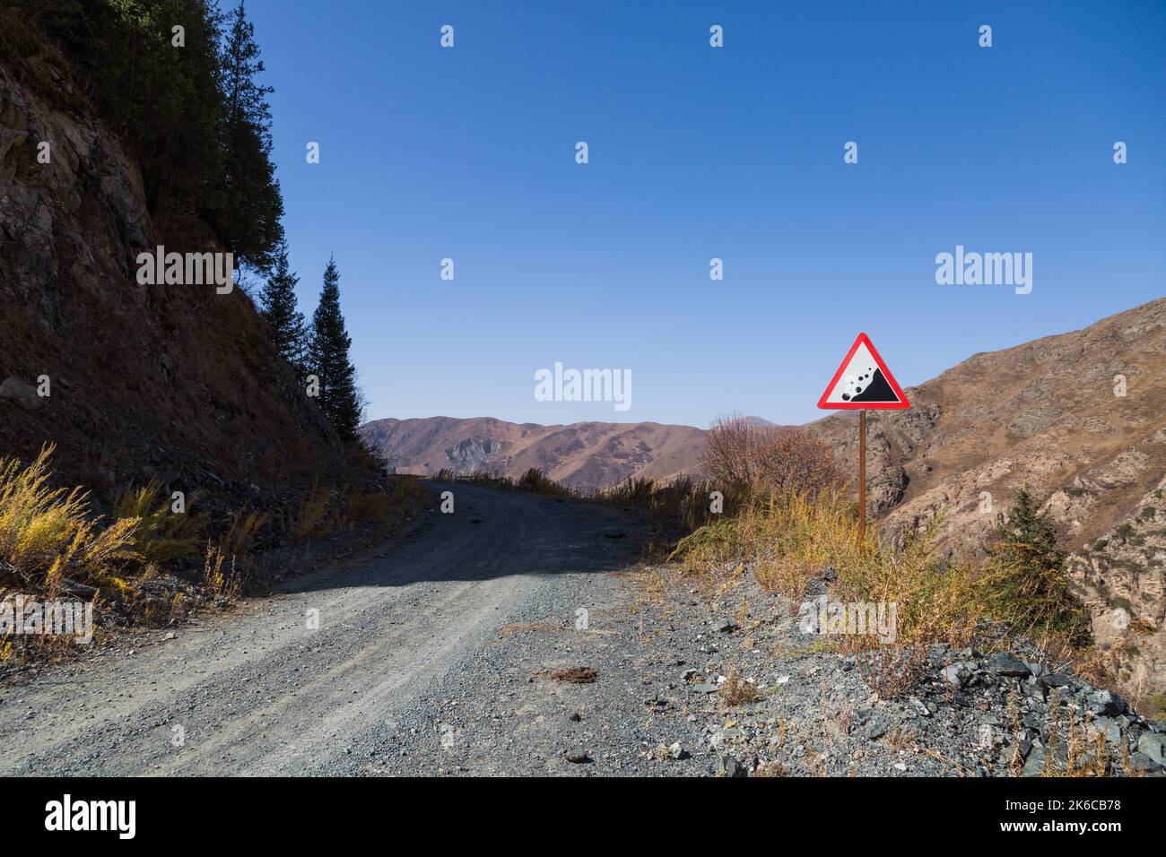 Señal de carretera en una montaña peligrosa Foto de stock