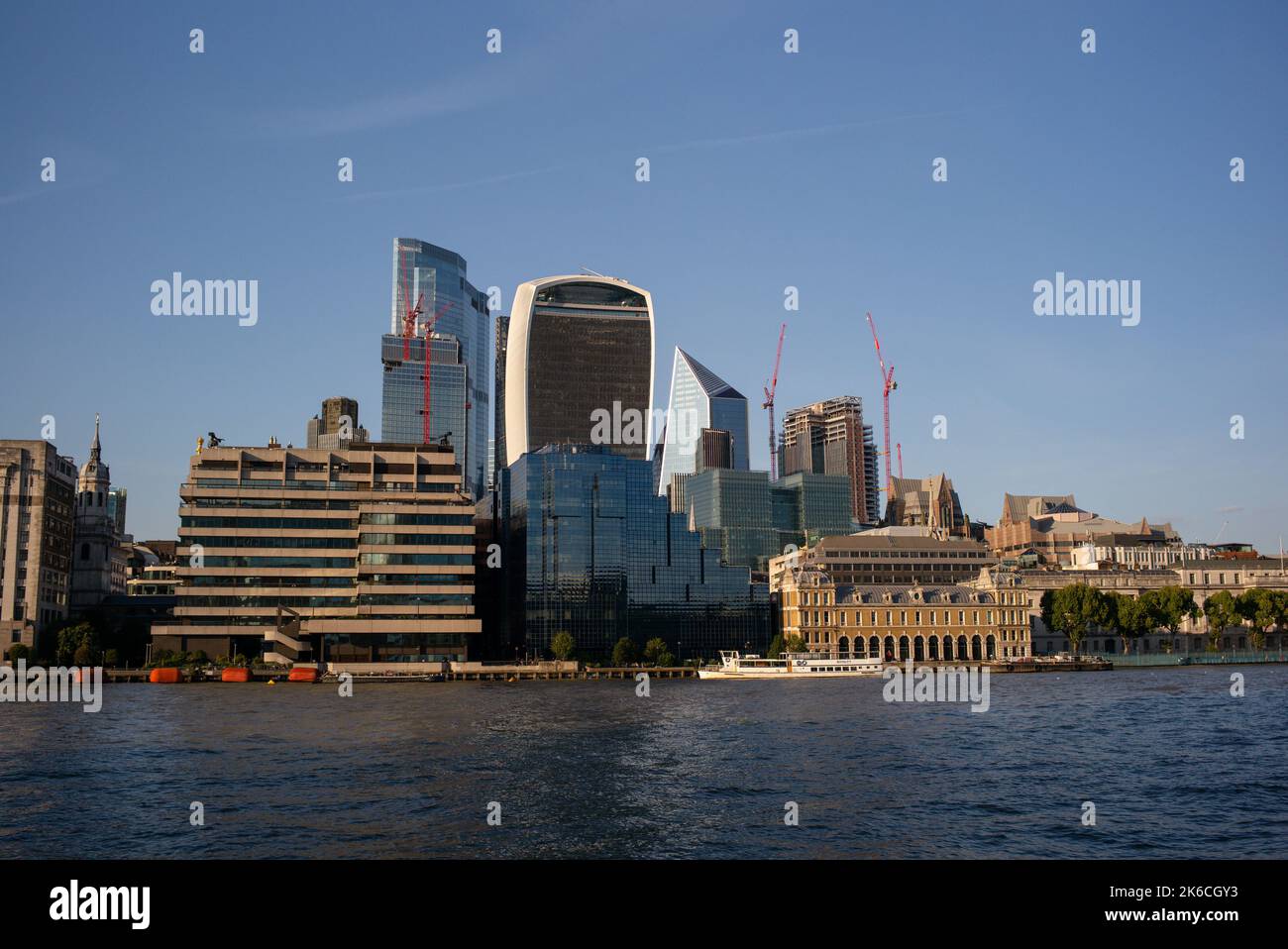 Un paisaje urbano a la luz del día del distrito financiero Square Mile London con modernos rascacielos vistos desde el río támesis con Old Billingsgate. Foto de stock