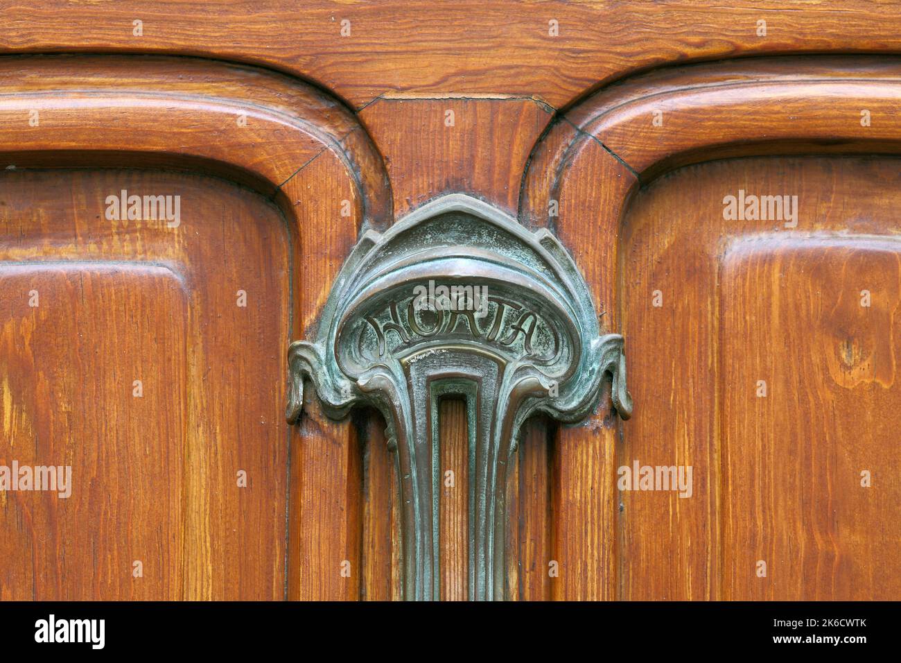 Un atomizador de puertas de estilo Art Nouveau, grabado con el nombre de Horta, en una puerta exterior del Museo de Horta, la casa y estudio del arquitecto Victor Horta, Bruselas. Foto de stock