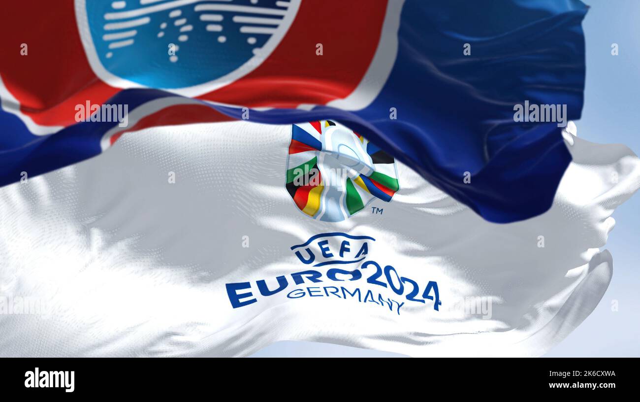 Berlín, Ger, octubre de 2022: Banderas de la UEFA y de la UEFA Euro 2024 volando en el viento. La edición de 17th tendrá lugar del 14 de junio al 14 de julio de 2024 en Alemania. Foto de stock