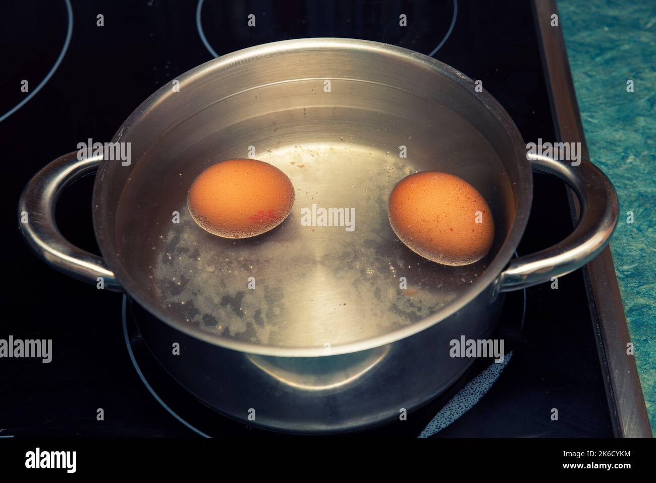 Hervir Huevos Blancos En Una Olla Para Preparar Huevos Duros. Fotos,  retratos, imágenes y fotografía de archivo libres de derecho. Image  194304035