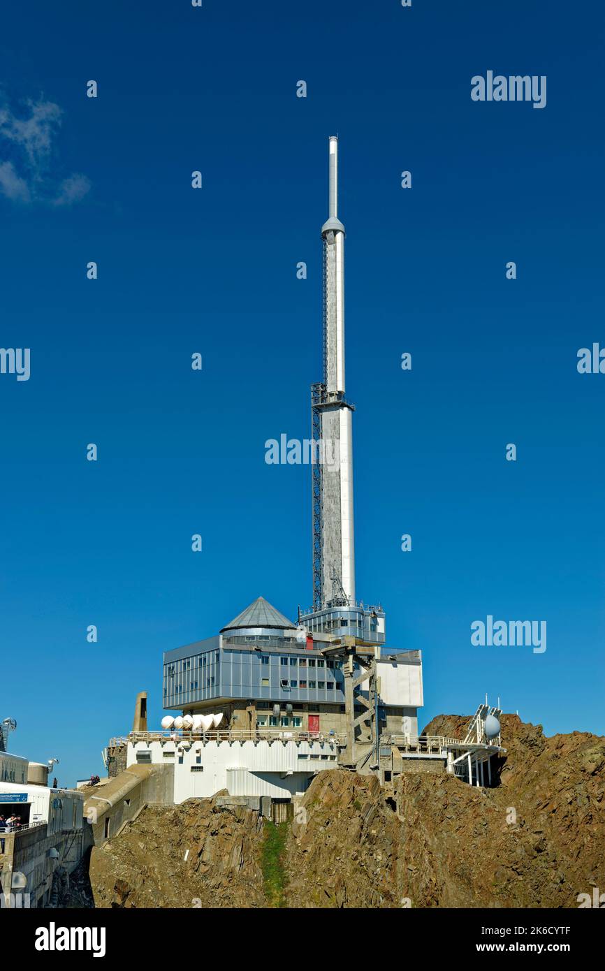 El transmisor de televisión y el edificio interdepartamental en el Pic du Midi de Bigorre en la región de los Altos Pirineos del sur de Francia. Foto de stock