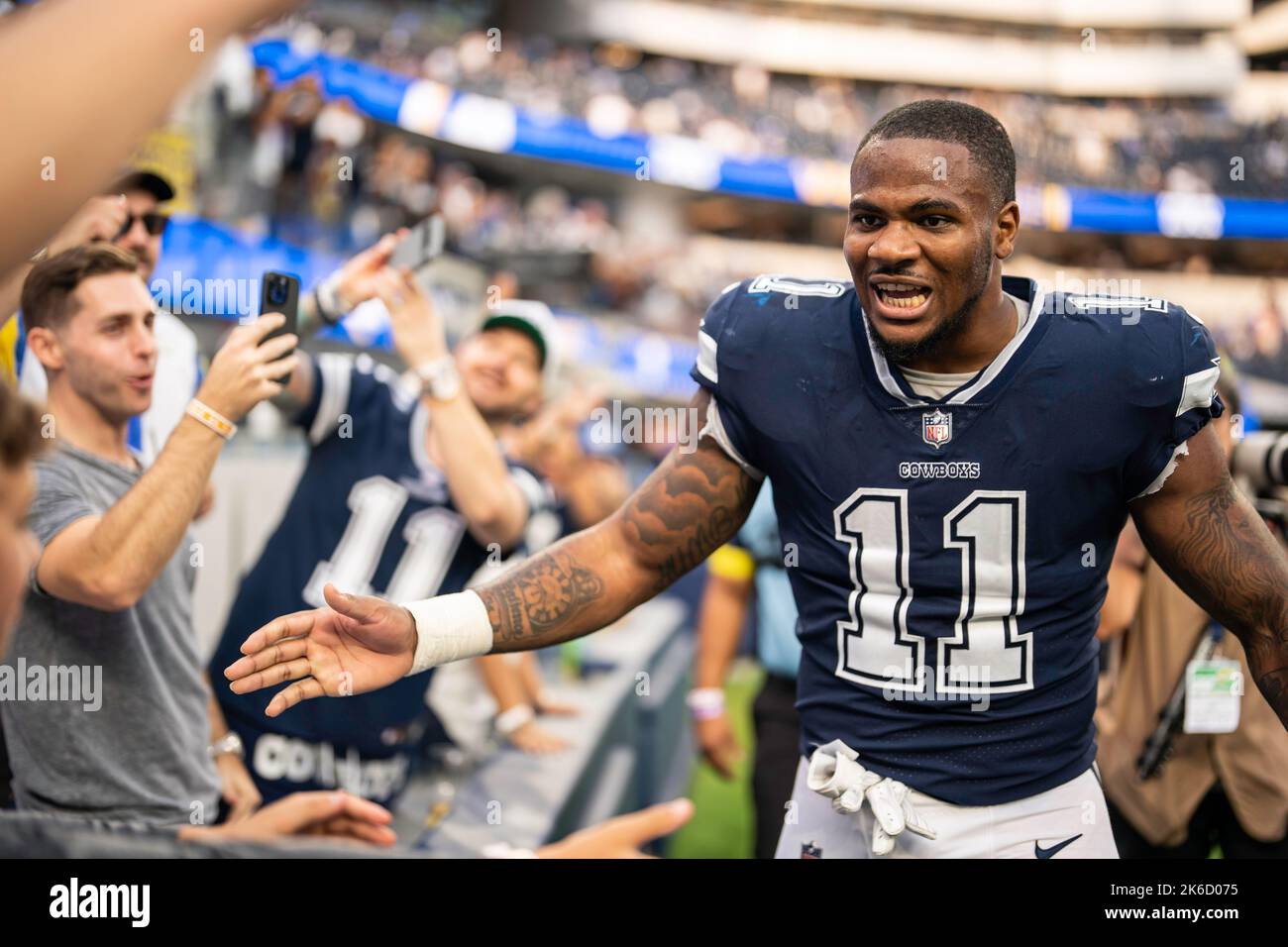 Micah Parsons (11), linebacker de los Dallas Cowboys, celebra con los