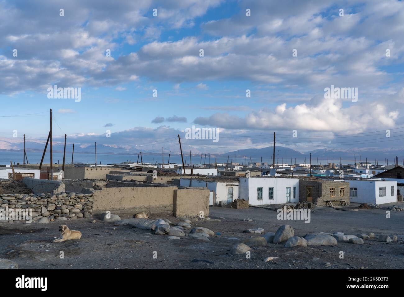 Vista panorámica de la remota aldea de Karakul en el lago Karakul con fondo de montaña, Murghab, Gorno-Badakshan, Tayikistán Pamir Foto de stock