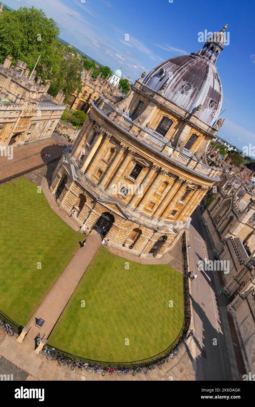 Inglaterra, Oxfordshire, Oxford, Radcliffe Cámara que es un símbolo de Oxford y una biblioteca en funcionamiento, parte del complejo central de la Biblioteca Bodleian, visto aquí desde la torre de la Iglesia de la Universidad de Santa María la Virgen. Foto de stock
