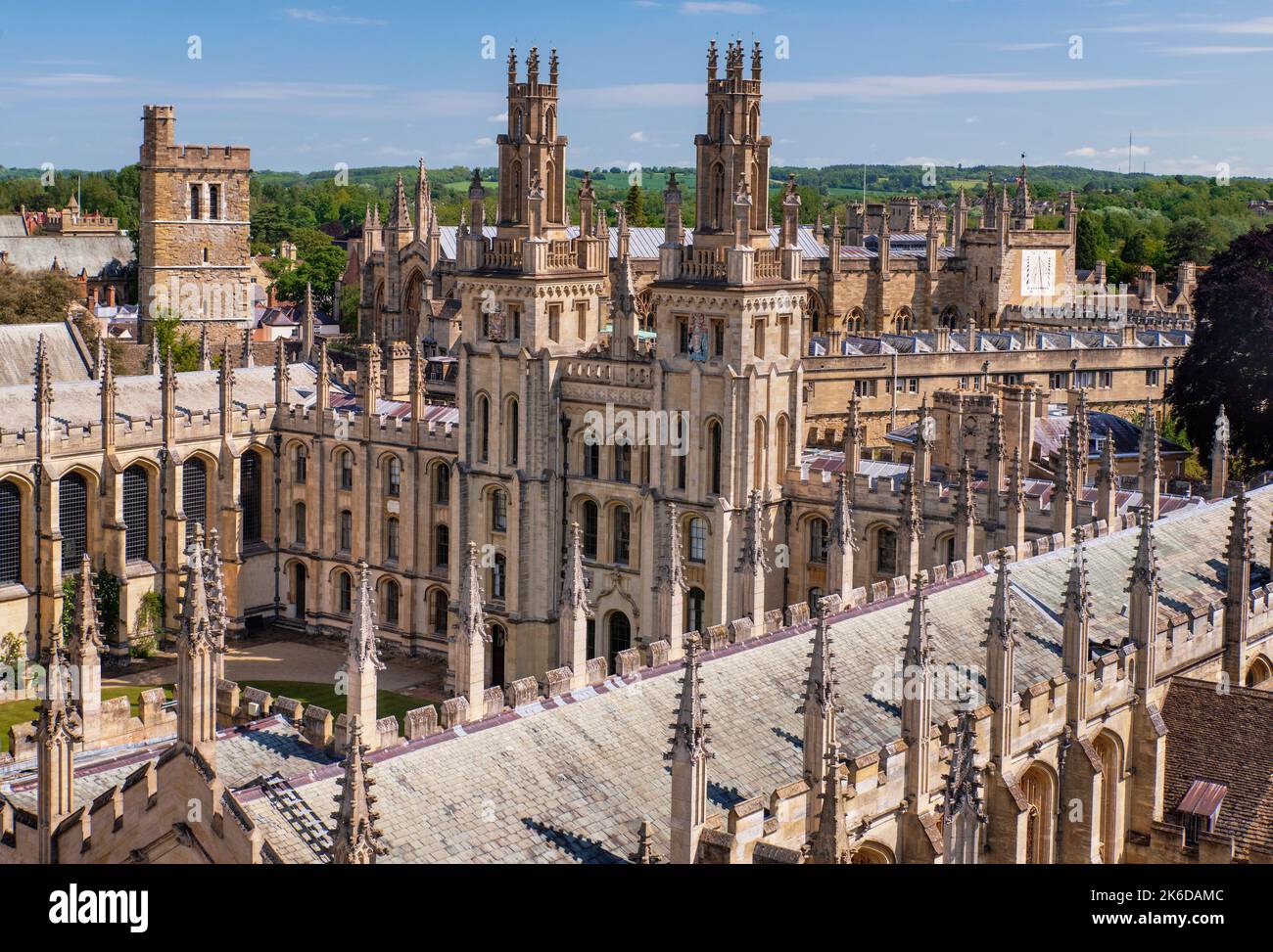Inglaterra, Oxfordshire, Oxford, All Souls College visto desde la torre de la Iglesia de la Universidad de Santa María la Virgen. Foto de stock