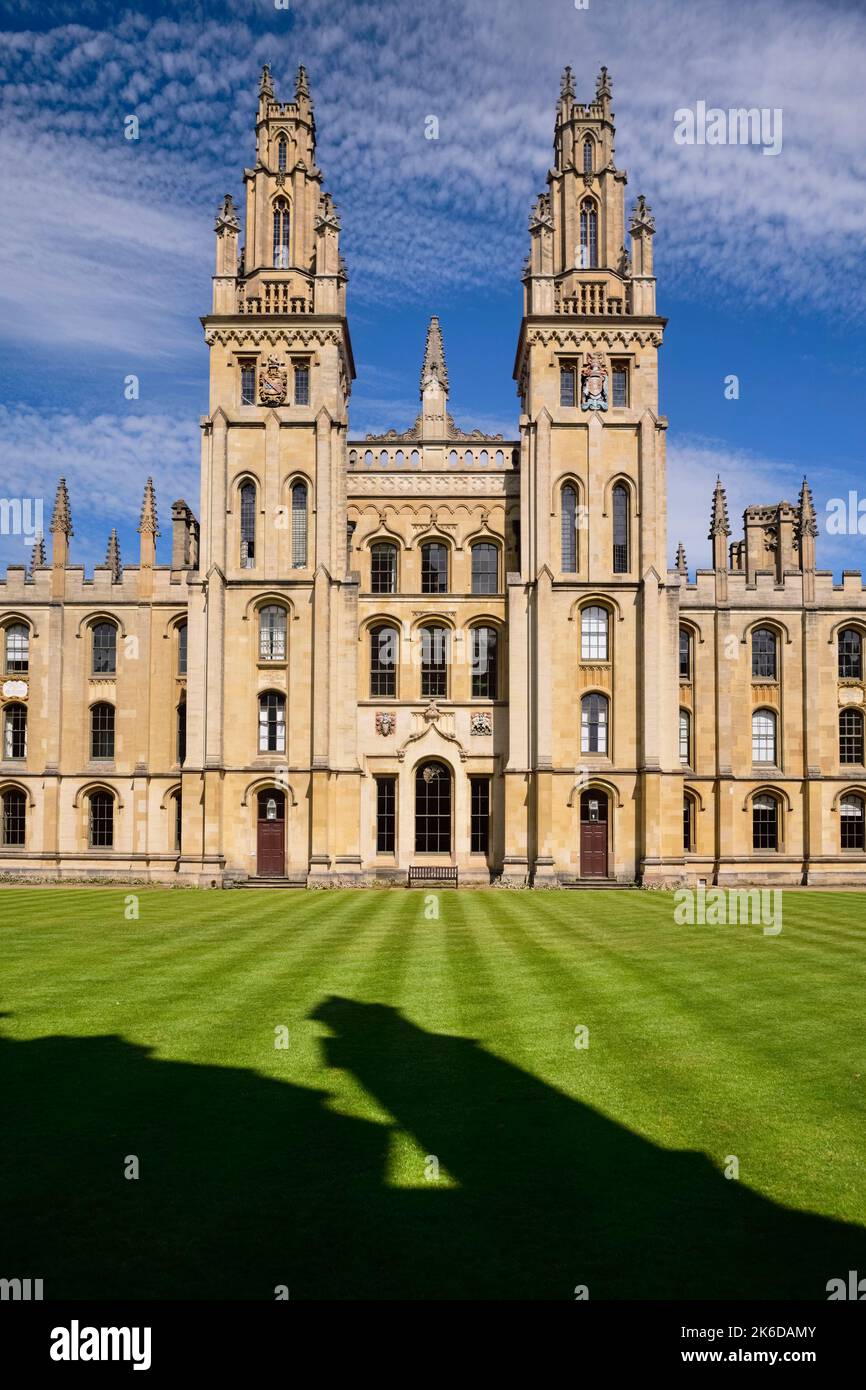 Inglaterra, Oxfordshire, Oxford, All Souls College y sus famosas torres gemelas vistas desde el cuadrilátero. Foto de stock